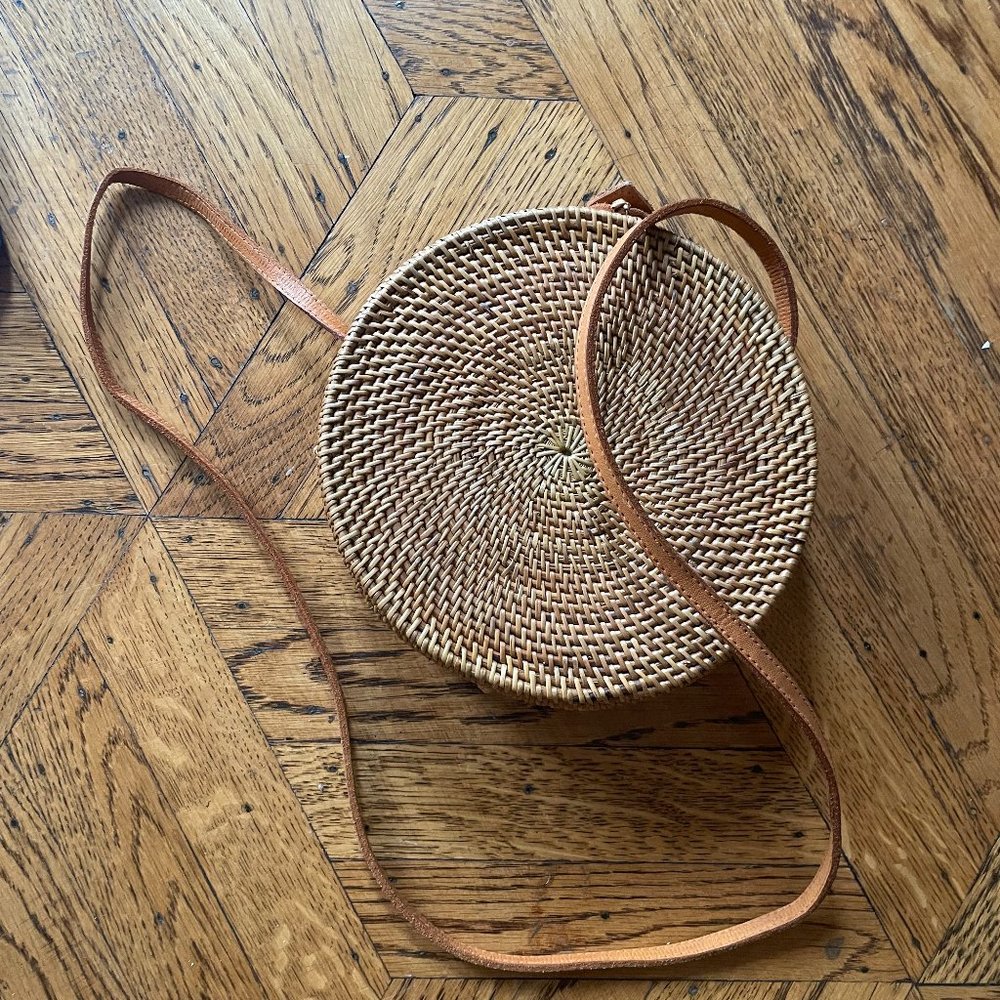 Women's round woven bag